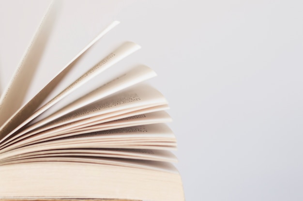 沉木放在鱼缸里水发黄怎么办