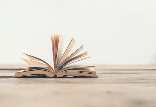 沉木放在鱼缸里水发黄怎么办